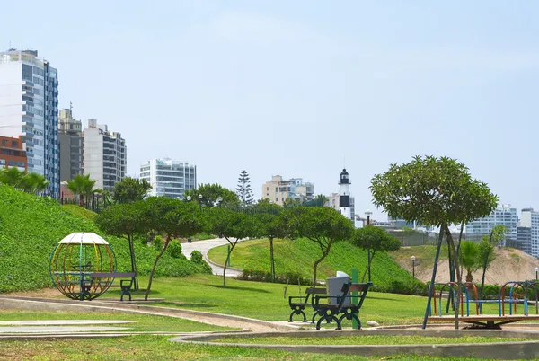 Park a budovy na pobřeží lima, peru — Stock fotografie