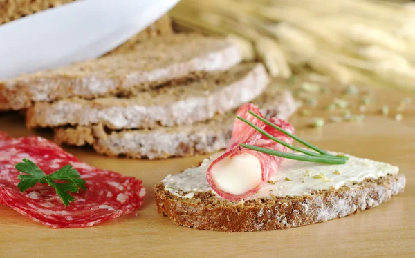 Salame e creme de queijo no pão integral — Fotografia de Stock