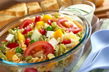 taze sebze ile makarna salatası