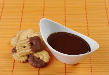 galletas de mantequilla con salsa de chocolate