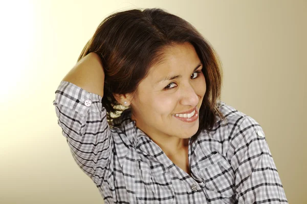 Unga kvinnan håller upp håret — Stockfoto