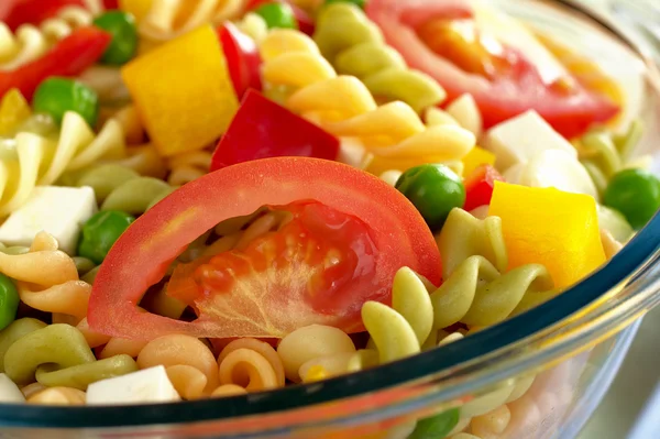意大利面沙拉配新鲜蔬菜 — 图库照片