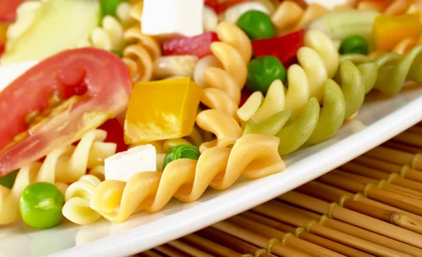 Insalata di pasta con verdure fresche — Foto Stock