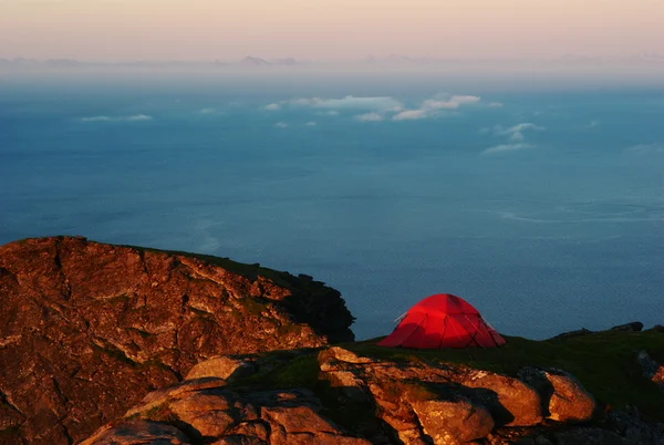 Палатка на вершине горы — стоковое фото