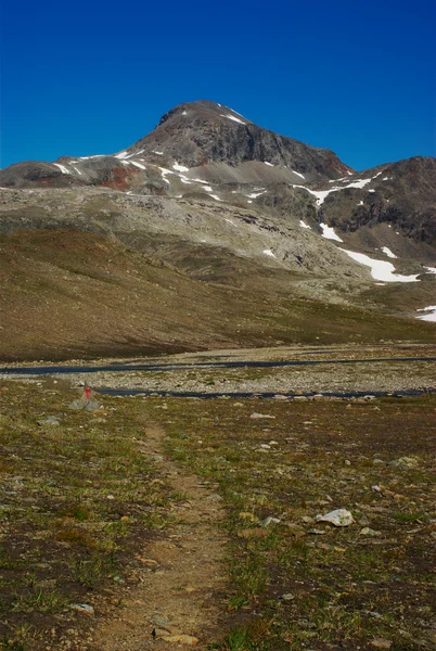 Sentiero escursionistico nel paesaggio montano brullo — Foto Stock