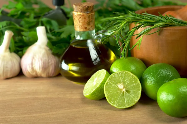 Limes en andere kruiderijen — Stockfoto