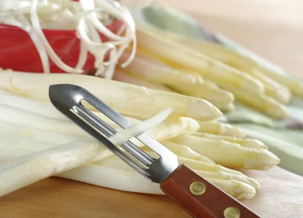 Peeling asparagi bianchi — Foto Stock