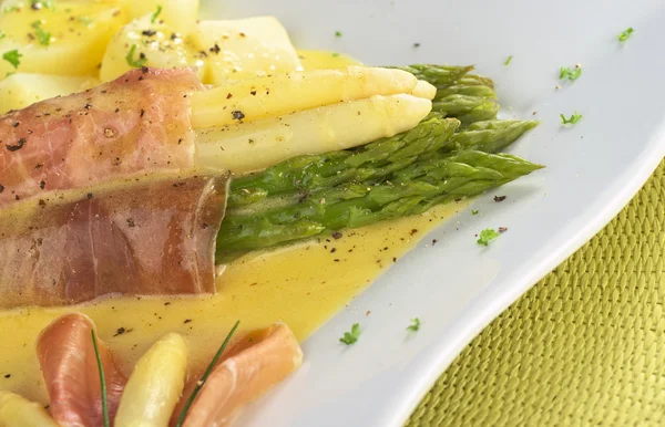 Asparagus with Ham and Hollandaise Sauce — Stock Photo, Image
