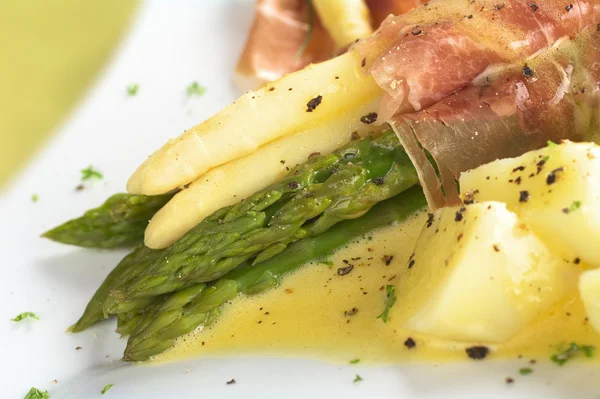 Asparagus with Ham and Hollandaise Sauce — Stock Photo, Image