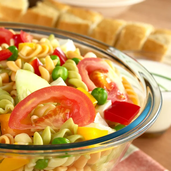 Taze sebze ile makarna salatası — Stok fotoğraf