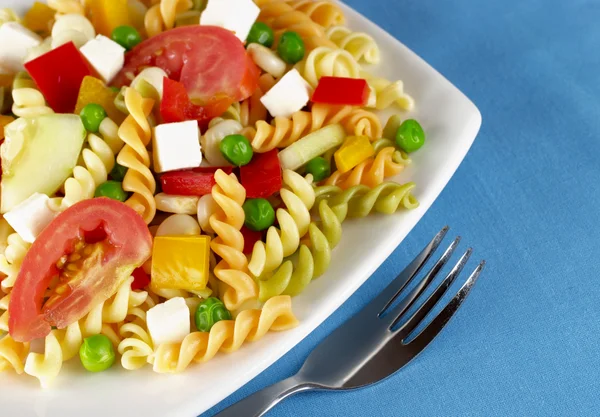 意大利面沙拉配新鲜蔬菜 — 图库照片