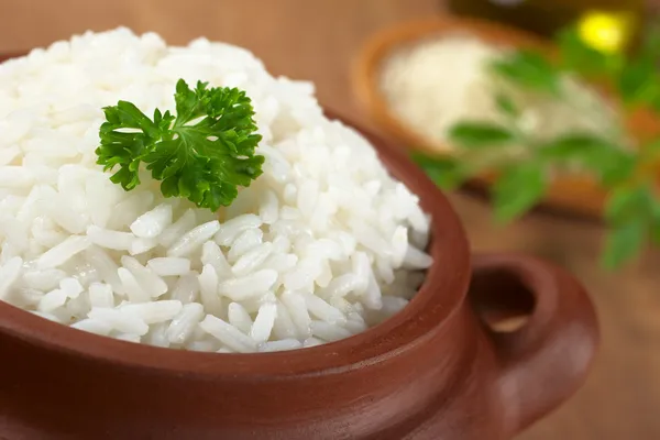 Gekochter Reis mit Petersilie Stockfoto