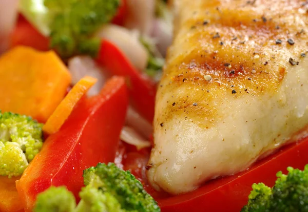 Pechuga de pollo con verduras — Foto de Stock