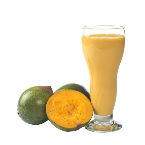 Молочный коктейль из перуанских фруктов под названием Лукума — стоковое фото