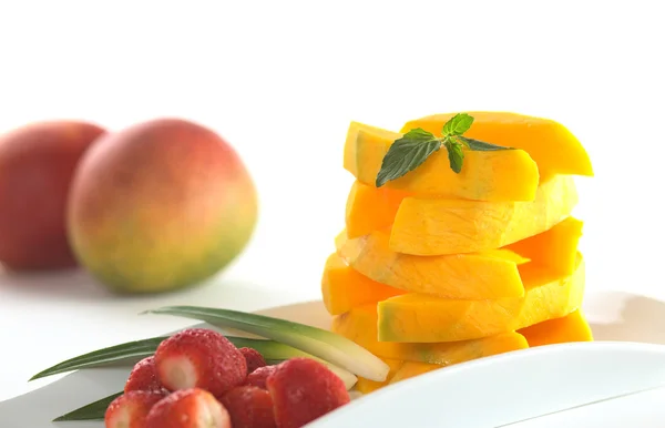 Palos de mango y fresas —  Fotos de Stock
