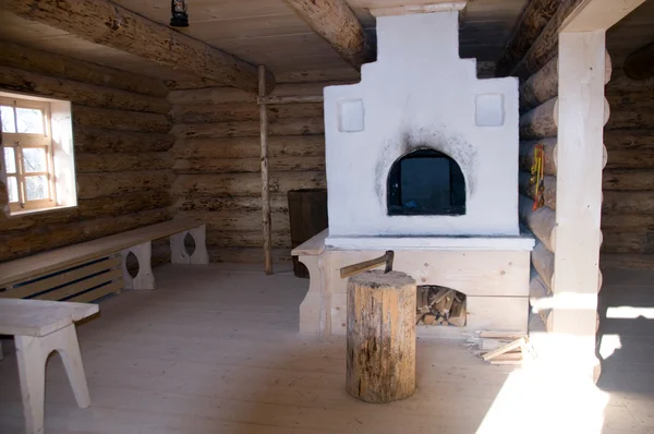 Das Innere Der Alten Russischen Blockhütte Mit Russischem Ofen Stockbild