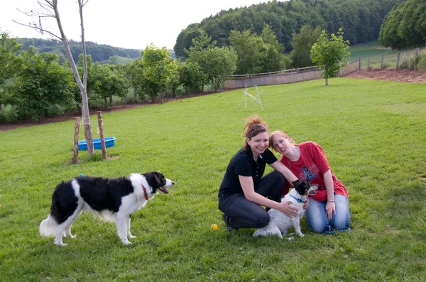 Twee Vrouwen Zitten Speelplaats Van Hond Met Twee Honden — Stockfoto