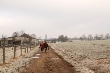 Kadın at üstünde belgili tanımlık yol açar..