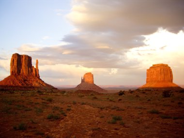 monument Valley fırtınalı gün batımı