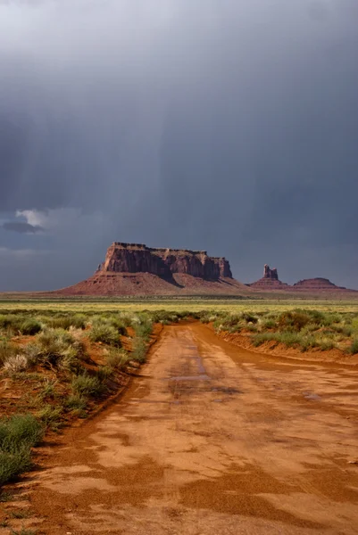 Stormachtige lucht rond monument valley — Stockfoto