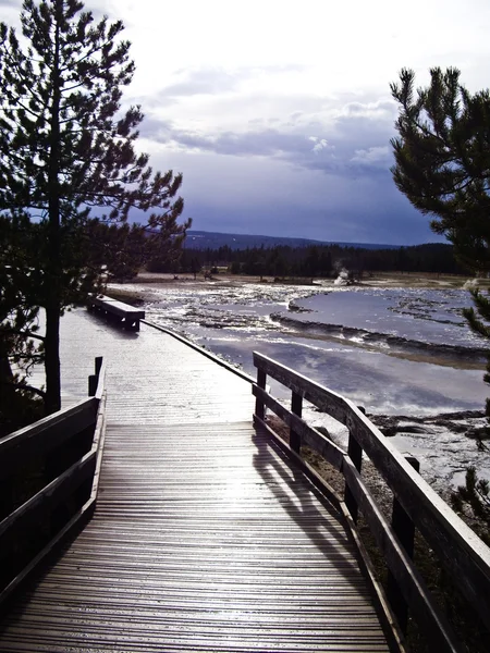 Ay ışığı yalnız ruh Şofben boardwalk Yellowstone Parkı ABD oluşturur.