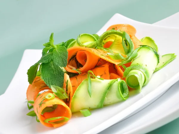 Салат из цуккини с морковью — стоковое фото