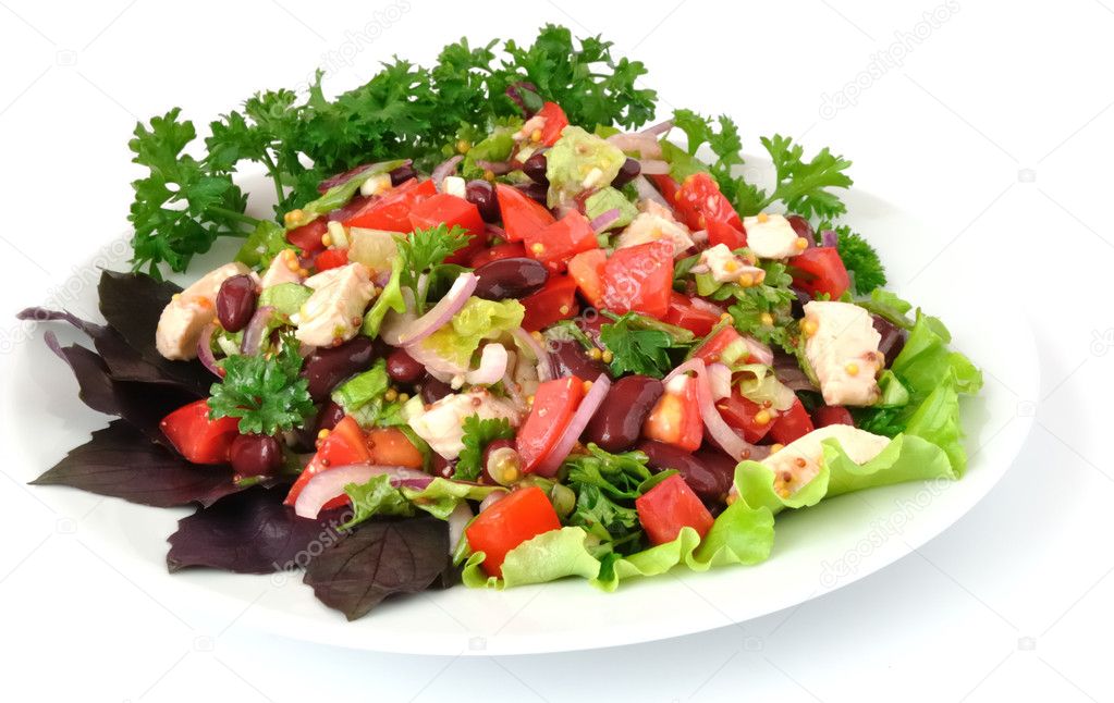 Salad with beans, tomatoes and chicken