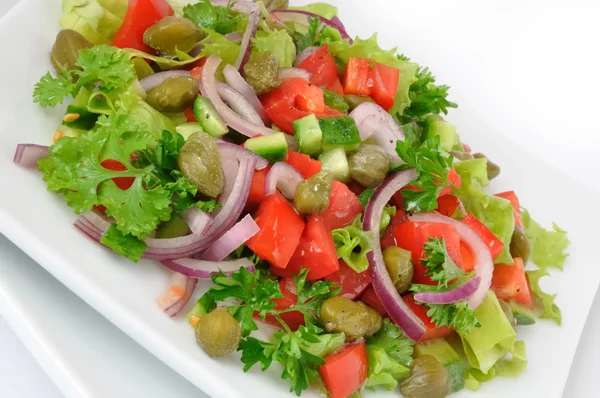 Овощной салат с каперсами — стоковое фото