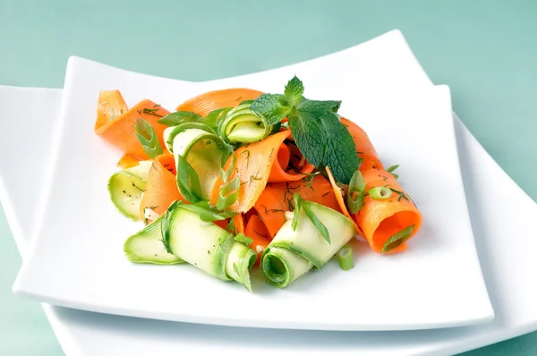 Zucchini sallad med morötter — Stockfoto