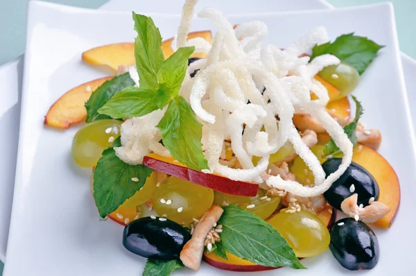Salad with grapes and nectarines — Stock Photo, Image