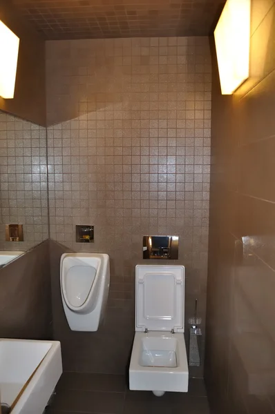 Nowoczesny wystrój łazienka z WC ceramiczne — Zdjęcie stockowe