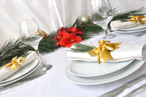 Serviette décorative coordonnée sur une assiette avec couverts — Photo