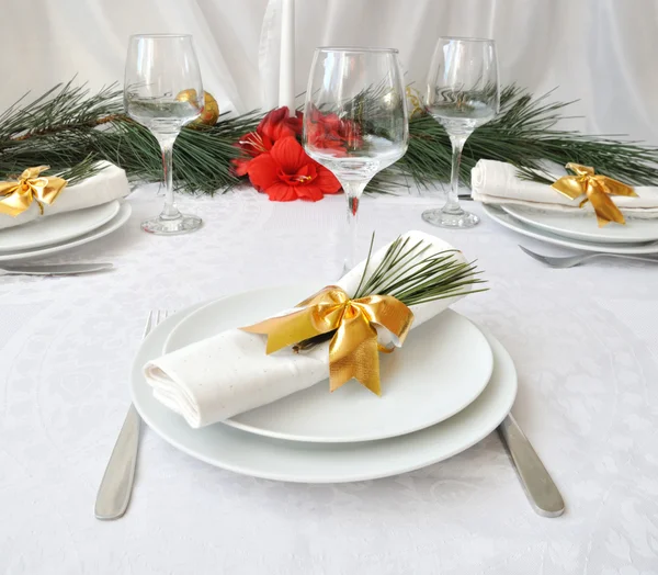 Coordinated decorative napkin on a plate with cutlery — Stock Photo, Image