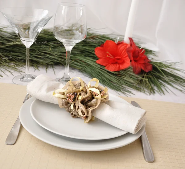 Festivamente decorado de Navidad (Año Nuevo) una mesa para la cena —  Fotos de Stock