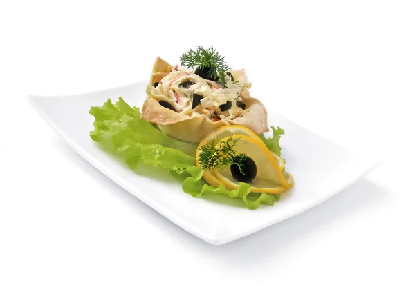 Salada com carne de caranguejo em uma cesta — Fotografia de Stock