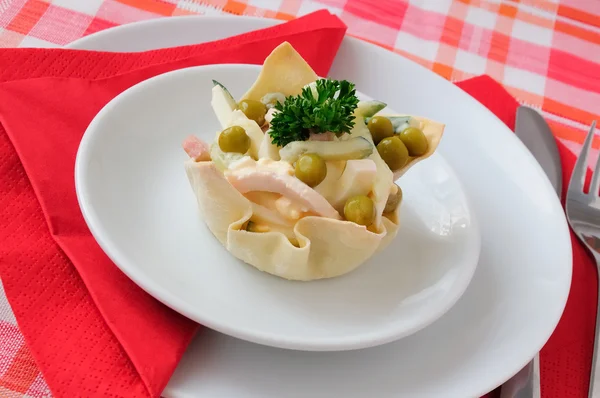 Gurkensalat Eier Schinken Erbsen Mayonnaise Törtchen Auf Serviette — Stockfoto