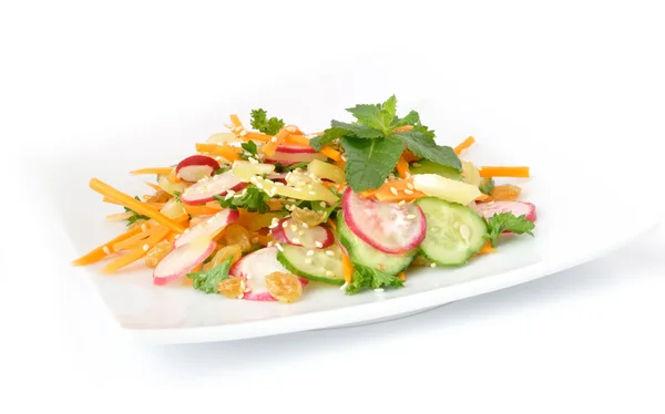 Een Salade Van Wortel Radijs Komkommer Rozijnen Sesam Kruiden — Stockfoto