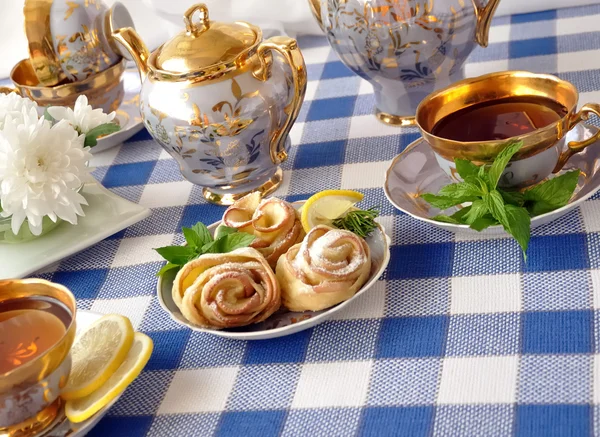 Ροζέτες Της Μήλα Και Ζύμη Άχνη Ζάχαρη Στο Τσάι Τραπέζι — Φωτογραφία Αρχείου
