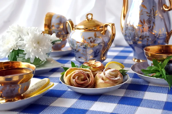 玫瑰花结的苹果和面团的糖的茶表 — 图库照片