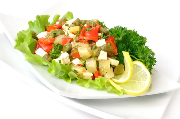Ein Salat Aus Roter Paprika Mit Ziegenkäse Kapern Frischen Kräutern — Stockfoto