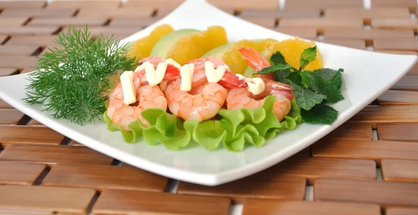 Appetizer of avocado and shrimp with orange — Stock Photo, Image