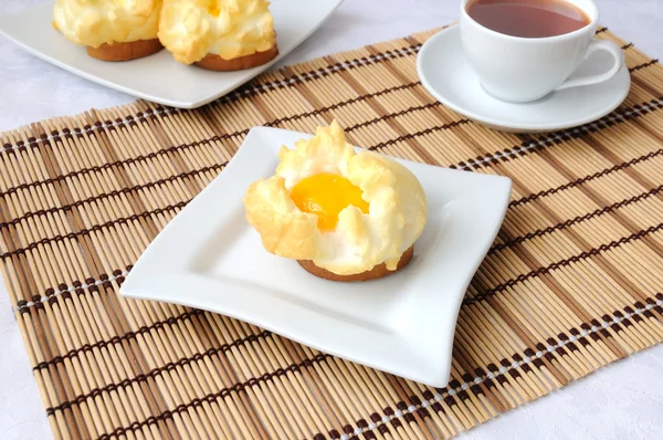溶き卵の黄身 コーヒーと朝食サンドイッチ — ストック写真