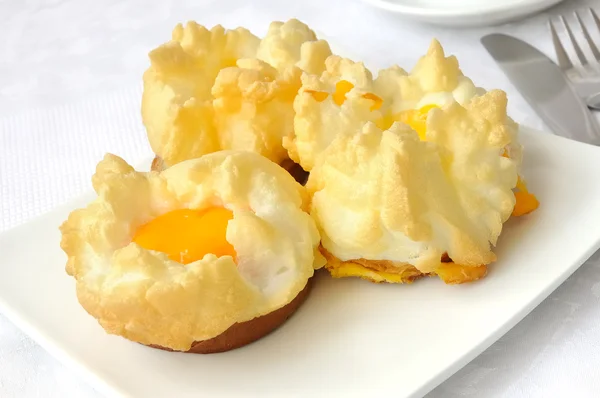 与只鸡蛋蛋黄 咖啡早餐三明治 — 图库照片