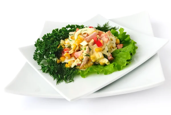 Ein Salat Aus Mais Chinakohl Schinken Paprika Und Mayonnaise — Stockfoto