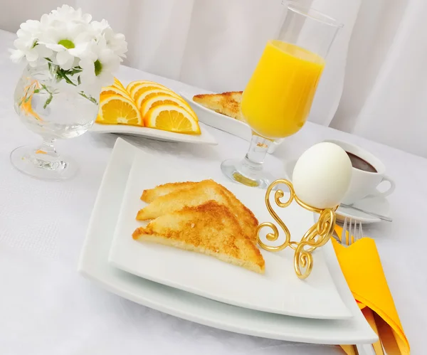 Sdobnoy 与热巧克力和橙汁的立场上的蛋早餐 — 图库照片