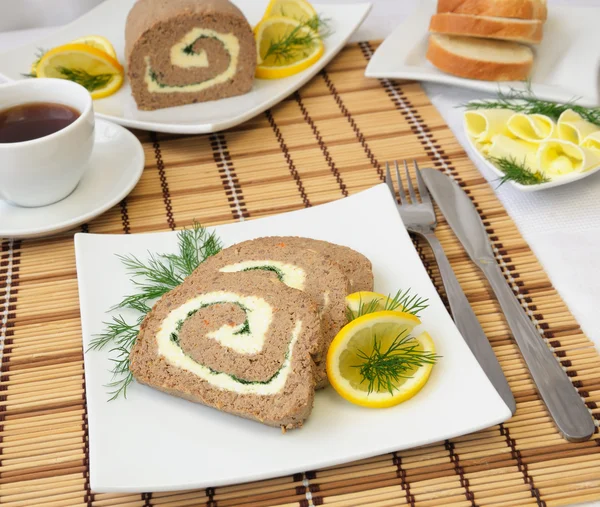 バターとコーヒーの朝食のための肝臓のパテのスライス — ストック写真
