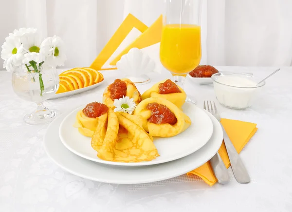Ontbijt Met Pannenkoeken Abrikoos Jam Sinaasappelsap — Stockfoto