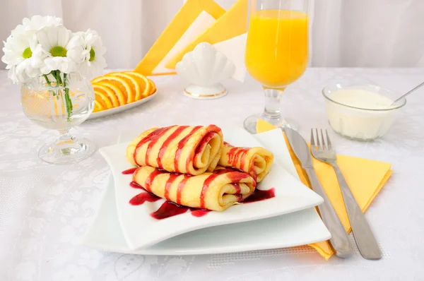 Frühstück Mit Pfannkuchen Kirschsirup Und Orangensaft — Stockfoto