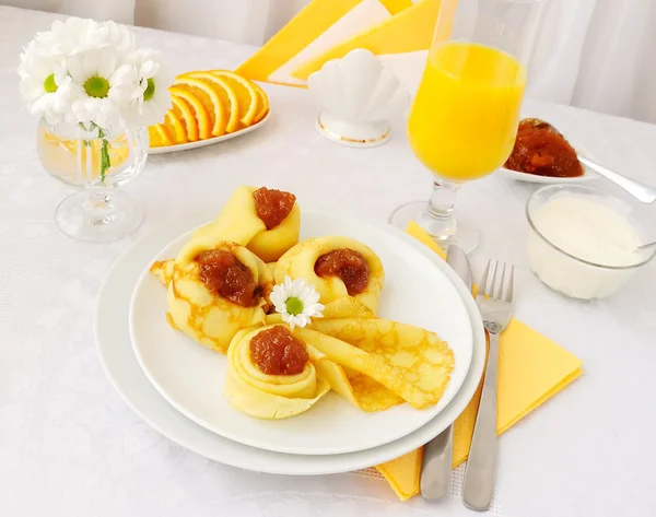 Frukost Med Pannkakor Aprikos Sylt Och Orange Juice — Stockfoto