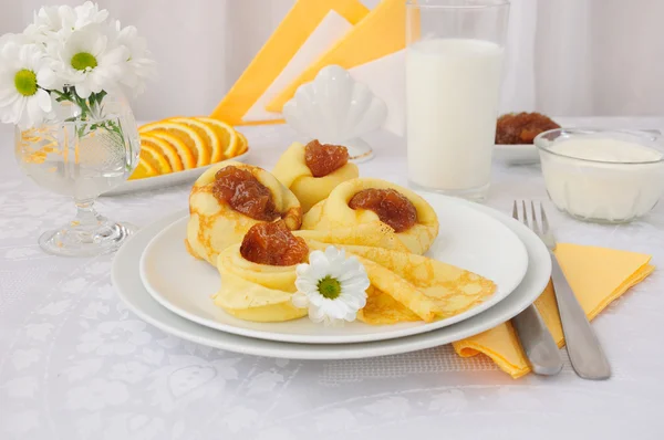 Frukost Med Pannkakor Aprikos Sylt Och Mjölk Och Apelsiner — Stockfoto